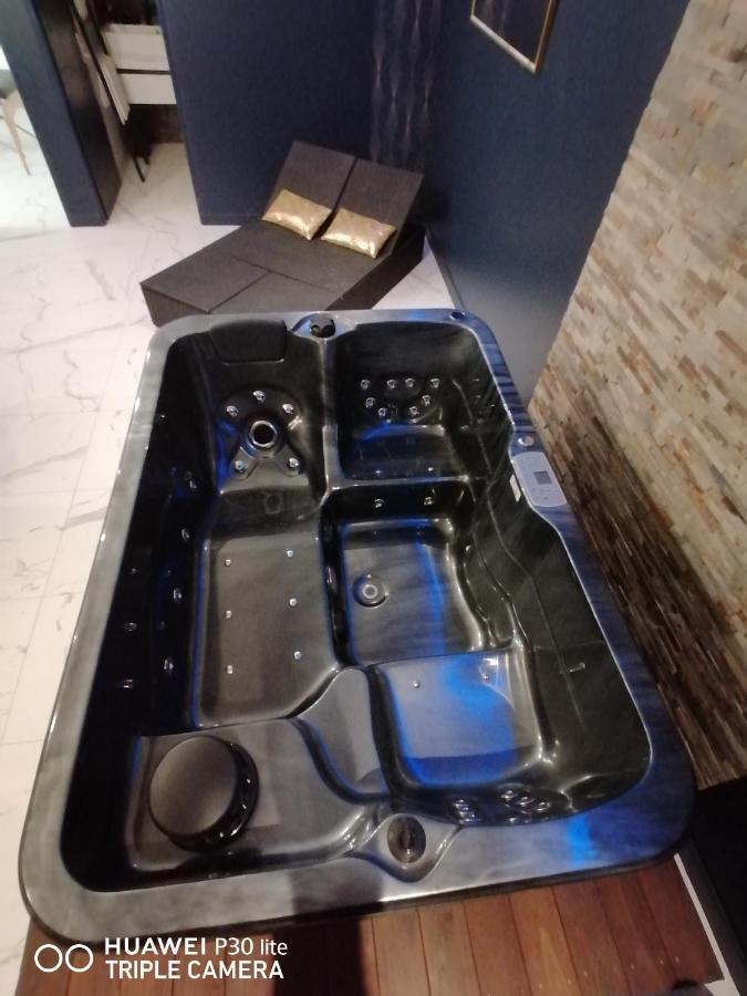 Le Breuil  Suite Blue Jacuzzi المظهر الخارجي الصورة